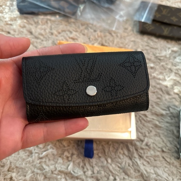 Louis Vuitton Black Mahina Key Holder - Picture 3 of 9